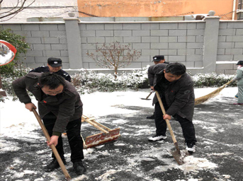 大雪不停，保障不止，第一党支部组织党员出动保障群众出行路