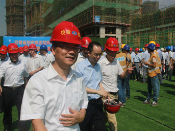 集团公司陈翔董事长等领导一行赴公司各在建项目开展夏季送清凉活动 